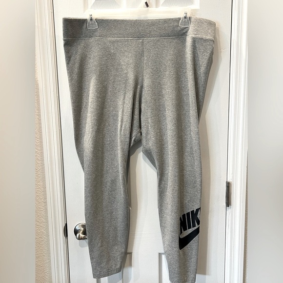 Plus sized! 2x! Like new! Nike Gray and Black Leggings Sporty Stretch Fit - Picture 1 of 4